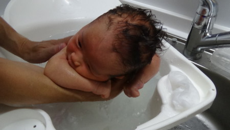 赤ちゃん　沐浴　手に腕をかける