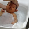 赤ちゃん　沐浴　手に腕をかける